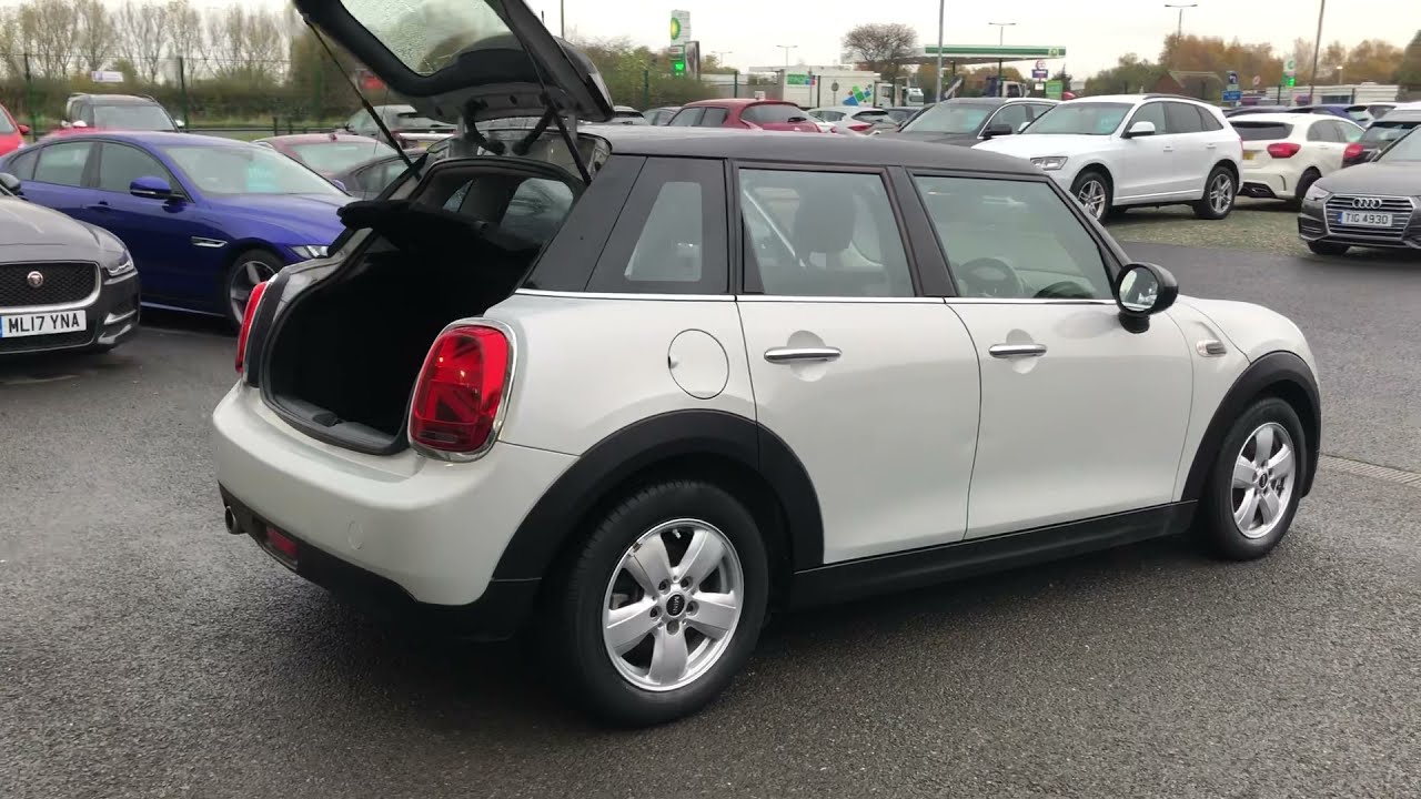 Mini Cooper 5-Door Hatchback 1.5 Manual  -  HK18 YZP