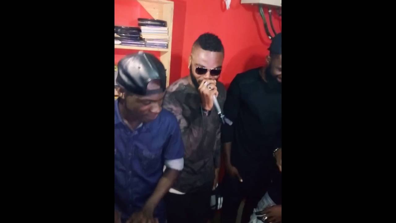 DÉMONSTRATION DE GORGE_(ATALAKOU) DANS UNE DISCOTHÈQUE DE LA PLACE À ABIDJAN...ABARANGO ÉCRASE