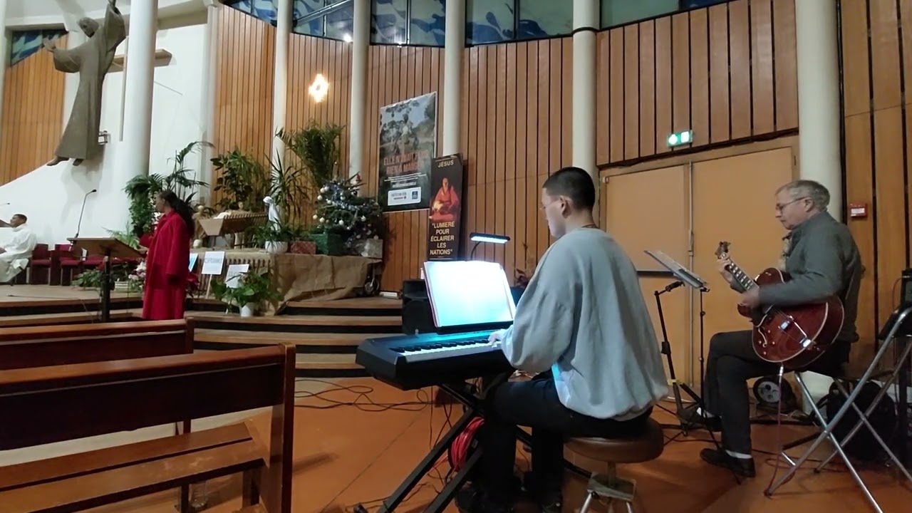 First Noel _ Noel 24 Décembre 2022 -  Richard LUONG joue au piano.