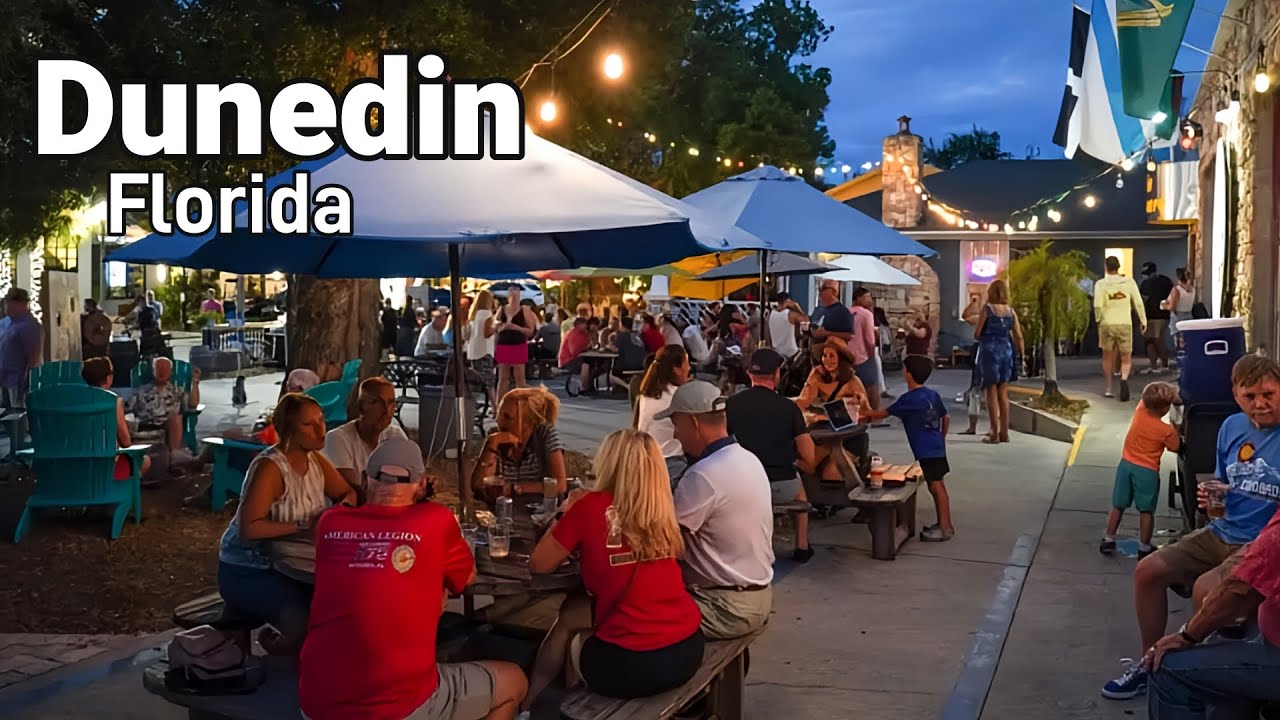 [4k]🇺🇸Florida Christmas walk🎄🎁Festive vibes, small town America| Dunedin, Florida