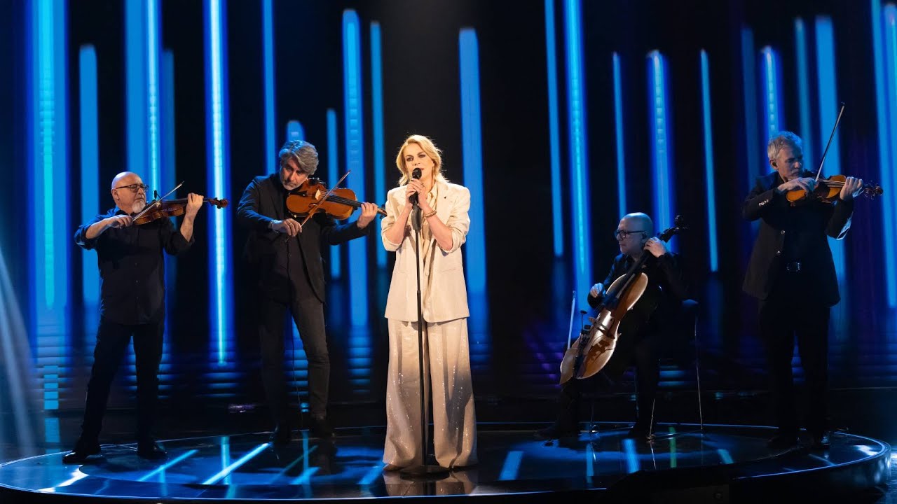 Claudia Gerini canta 