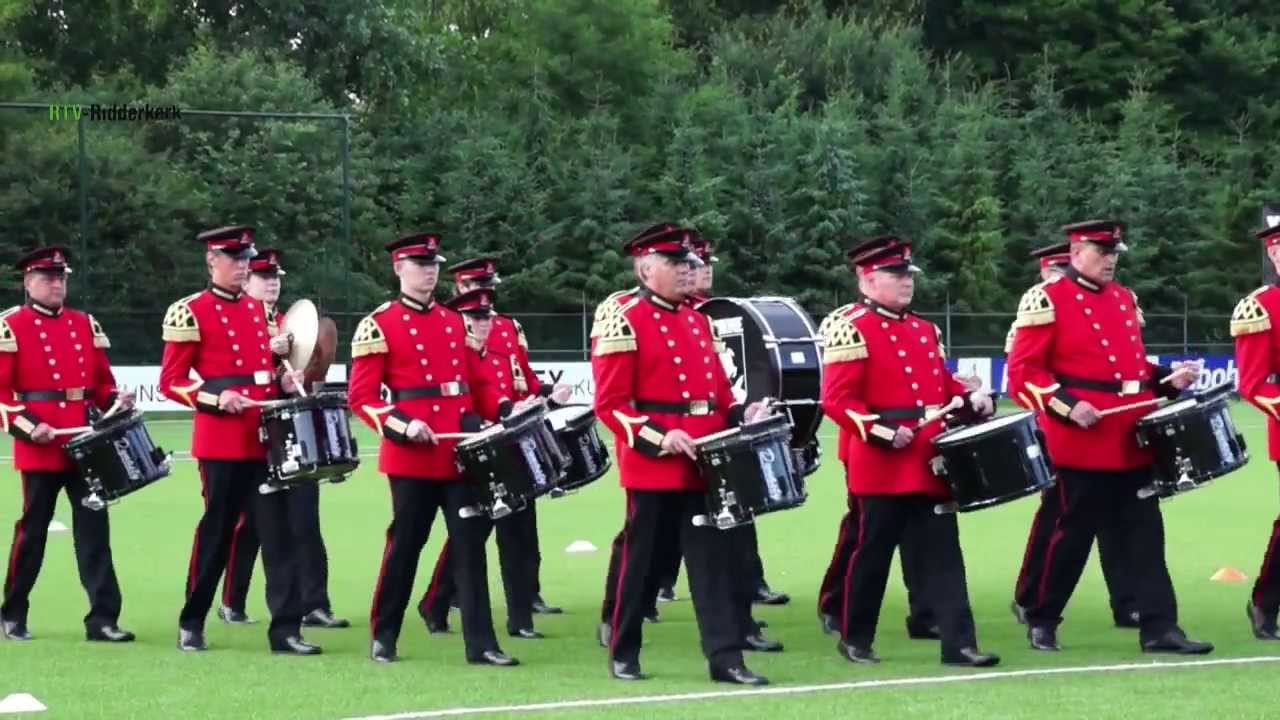 Presentatie uniform drumband Muziekvereniging Harmonie Slikkerveer 2013 bij RTV-Ridderkerk