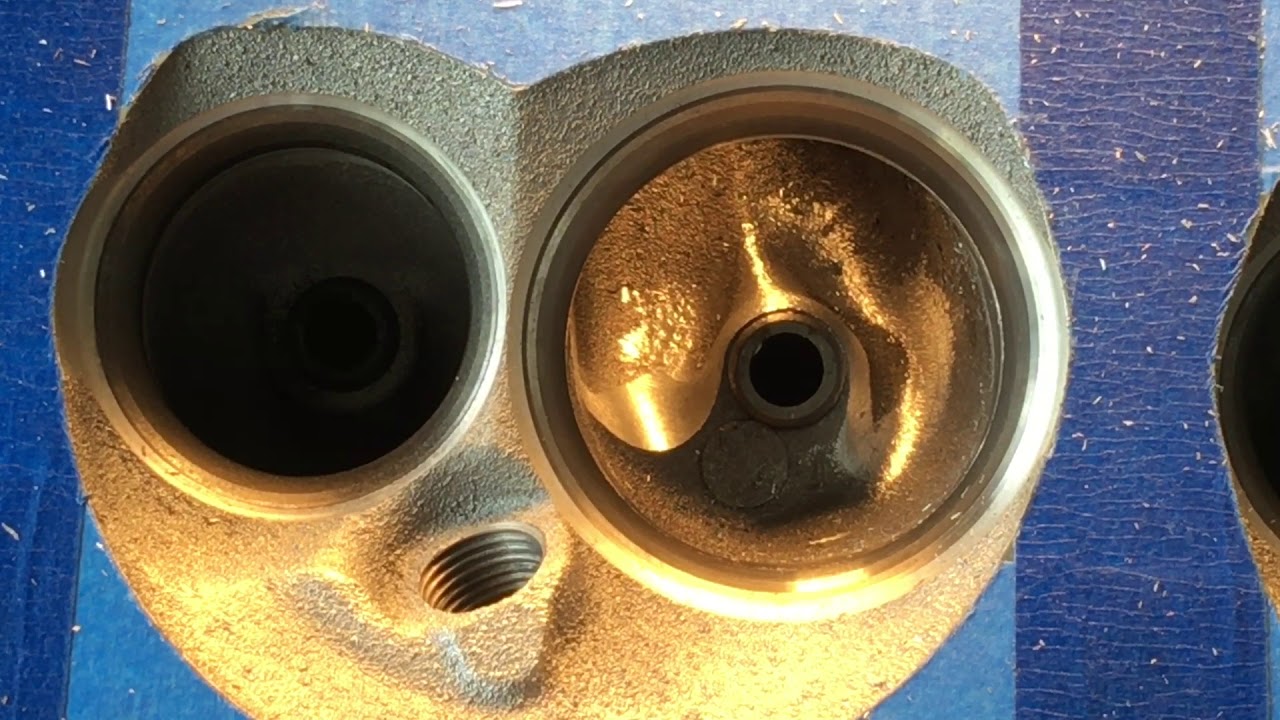 862  215cc heads swirl ramp and guide boss Porting