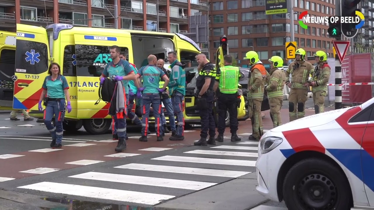 Ambulance botst tijdens spoedrit met twee personen auto's Laan op Zuid Rotterdam