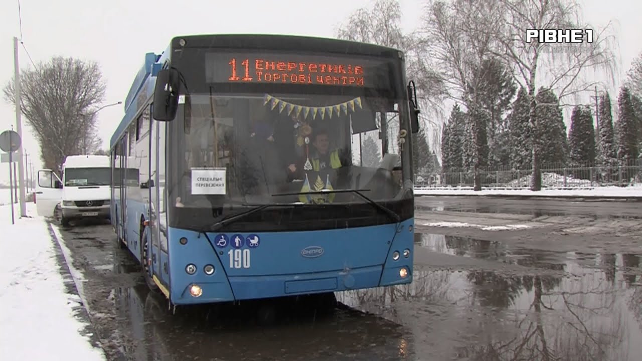 У Рівному чоловіка вигнали з тролейбуса за те, що він 