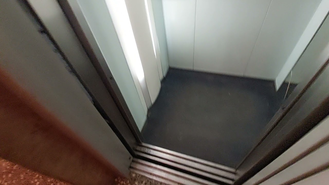 1995 OTIS 2000 E lift in Reus