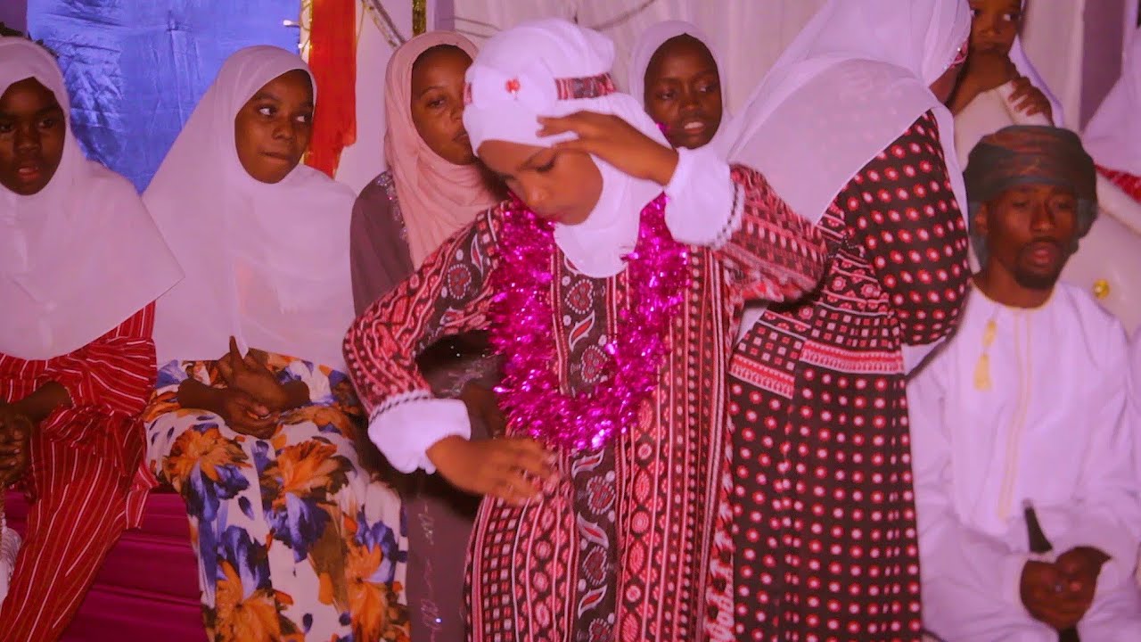 JIONEE WANAFUNZI WAKICHEZA NYIMBO YA KINGAZIJA UTAPENDA HD VIDEO