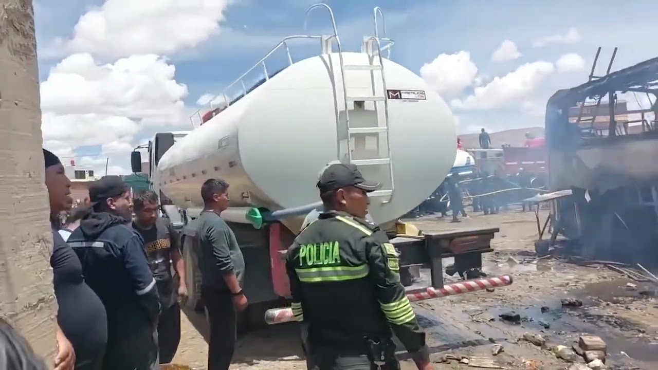 VARIAS FLOTAS QUEDARON EN LLAMAS EN UN GARAJE CERCANO A LA NUEVA TERMINAL DE ORURO