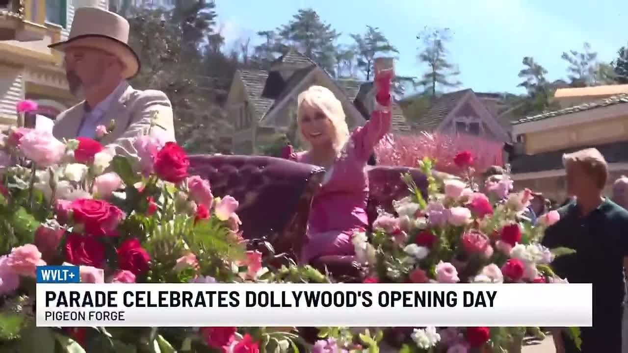 Долли Партон возглавила парад в честь открытия парка развлечений Dollywood.