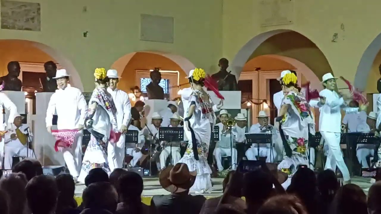 Folklor en el parque Santa Lucia en Mérida. Febrero, 2026