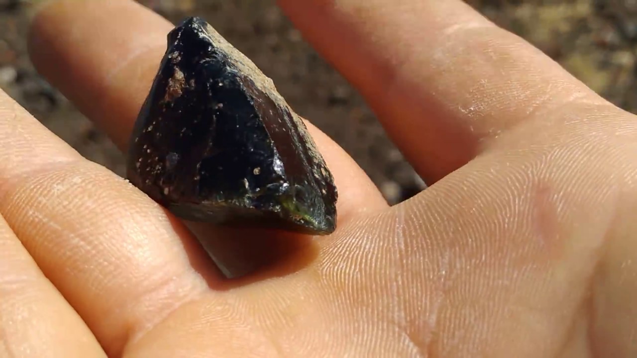 meteorla gelen MOLDAVİT taşındaki muhteşem yeşillik.