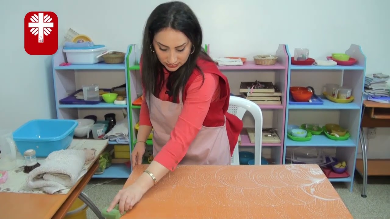 منظمة اخوية المحبة الانسانية مركز التاهيل الاسري برنامج منتسوري الحياة العملية نشاط دعك المنضدة