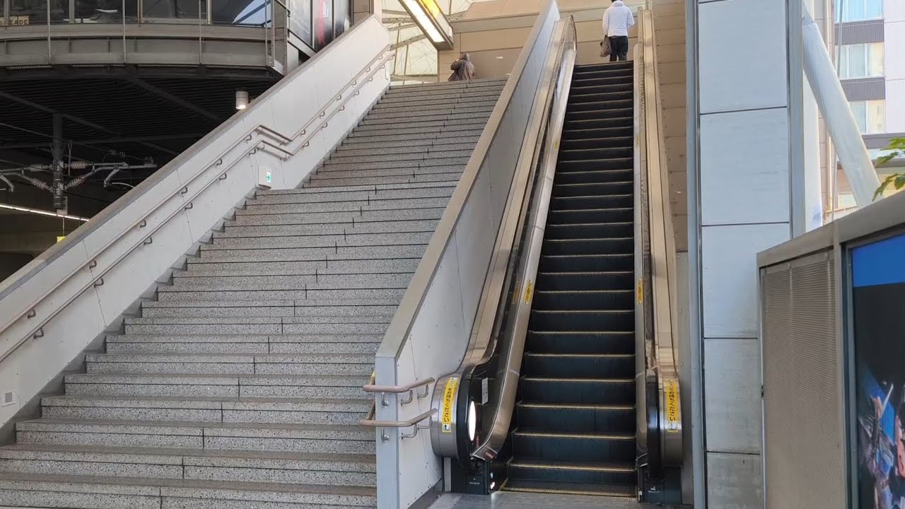 ユニバーサルシティ駅 昇りエスカレーター