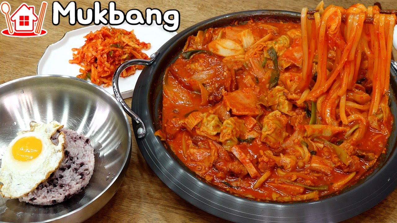 Пара Mukbang│ Готовим и едим Budae Bokkeum (пряная жареная ветчина и колбаса