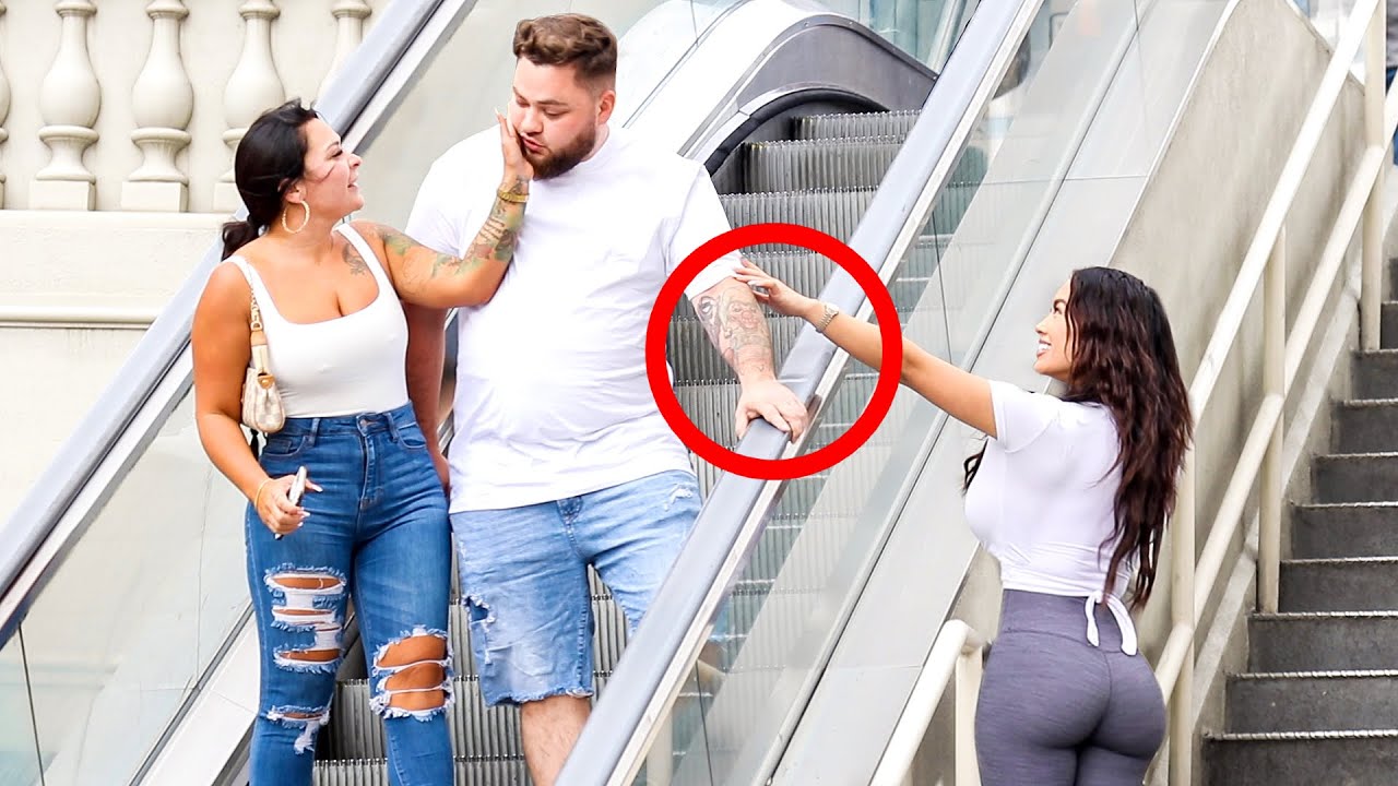Шалость с касанием рук на эскалаторе!! 2