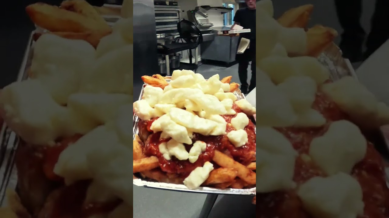 #kitchenlife - Making a Poutine Italienne #fastfood #linecook