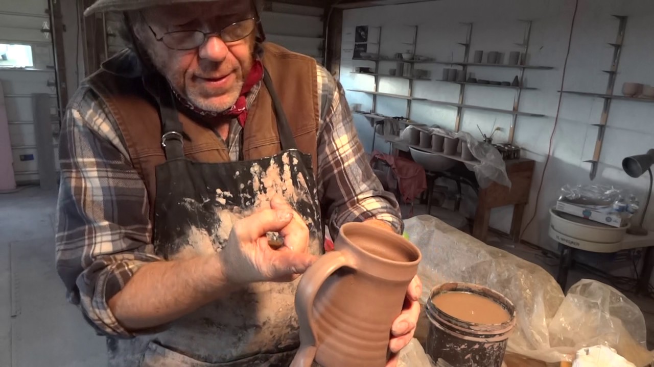 SIMON LEACH POTTERY TV - How to place a scroll + thumb rest to a tankard !