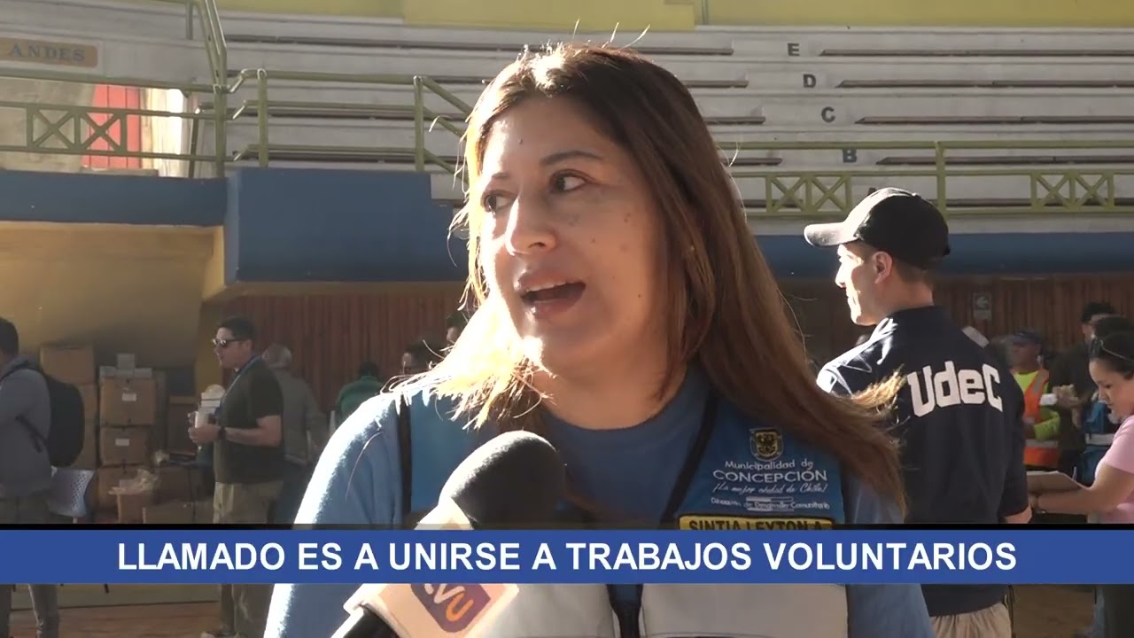 Voluntarios de distintos sectores trabajan en centros de acopio