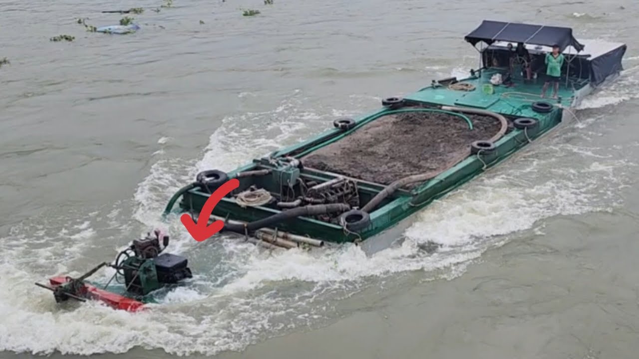 Tàu chở cát tăng tốc vượt cống ngăn mặn vỉnh long 