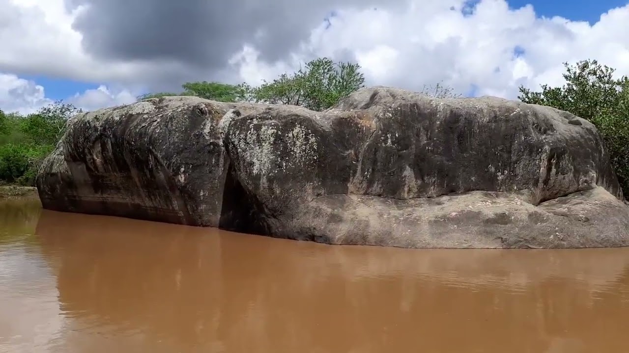 A  Pedra da Baleia  no Rio Curimataú  no Município de  LOGRADOURO  PB
