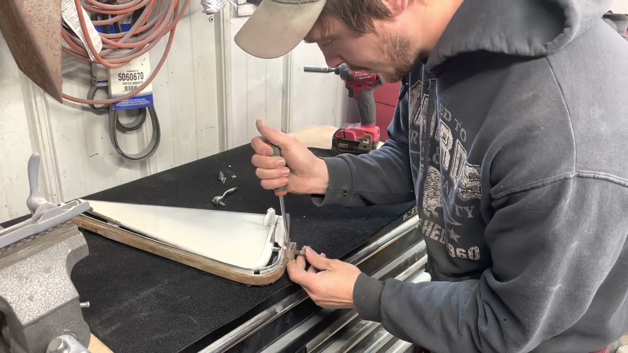 Как снять вентиляционное стекло пикапа Ford 1953-1955 годов и COE