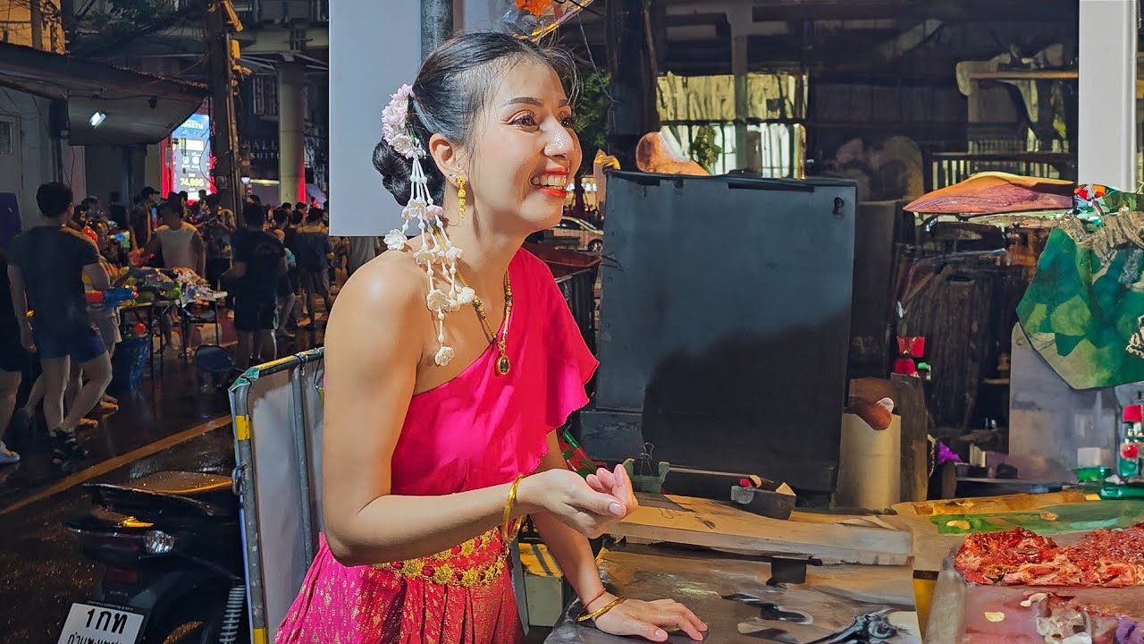 Songkran festival 2025 ! The Most Popular Roti Lady in Bangkok Puy #songkran2025