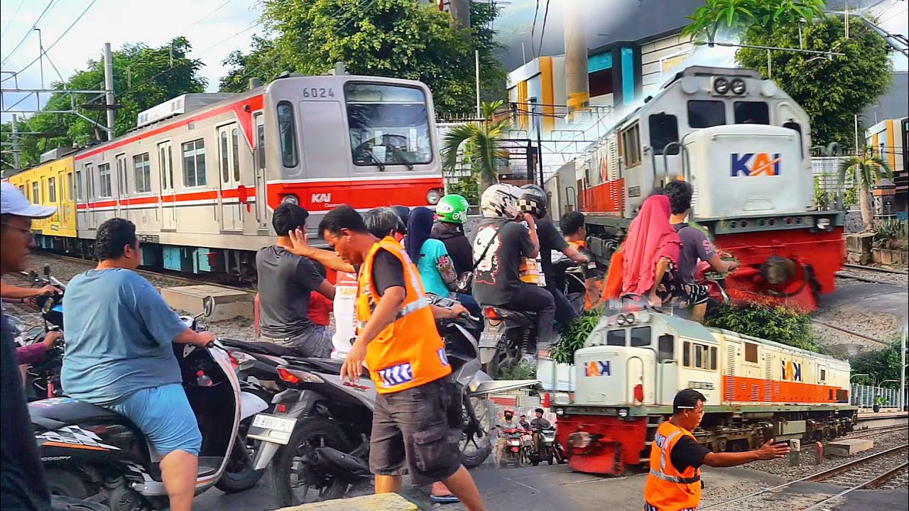 🔴Unik Perlintasan kereta jalur sibuk relawan suka rela lakukan ini!!kereta lokomotif, kereta panjang