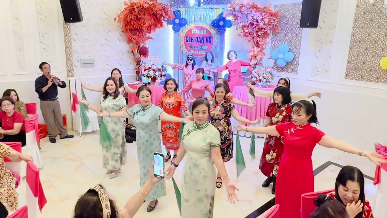 Nhóm CLB Dân Vũ Vui Là khỏe . Diễn bài dân vũ Tết Giao Thừa . 