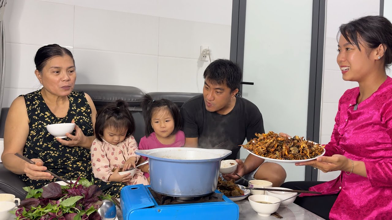 ĐI CHỢ QUÊ MUA ĐƯỢC CUA SỮA RANG ME GIÒN RỤP RỤP | TNCM 