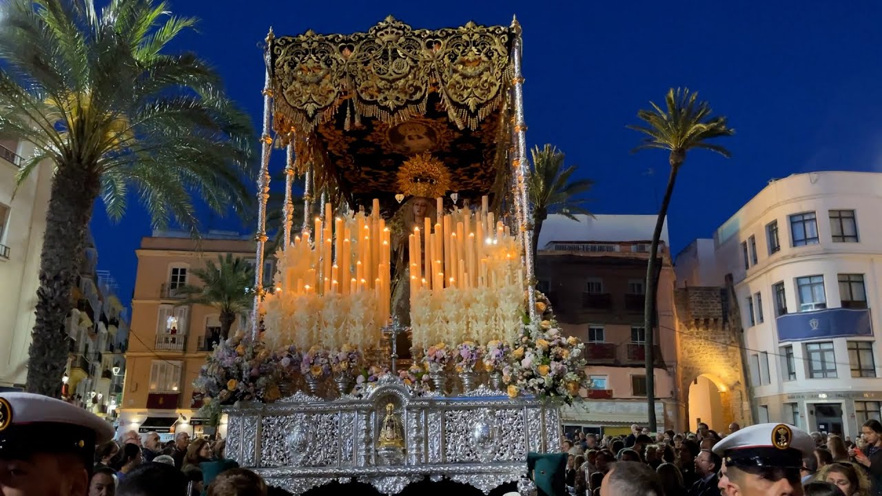 Virgen de la Esperanza (Cigarreras) entrando en la Plaza de la Catedral | Miércoles Santo