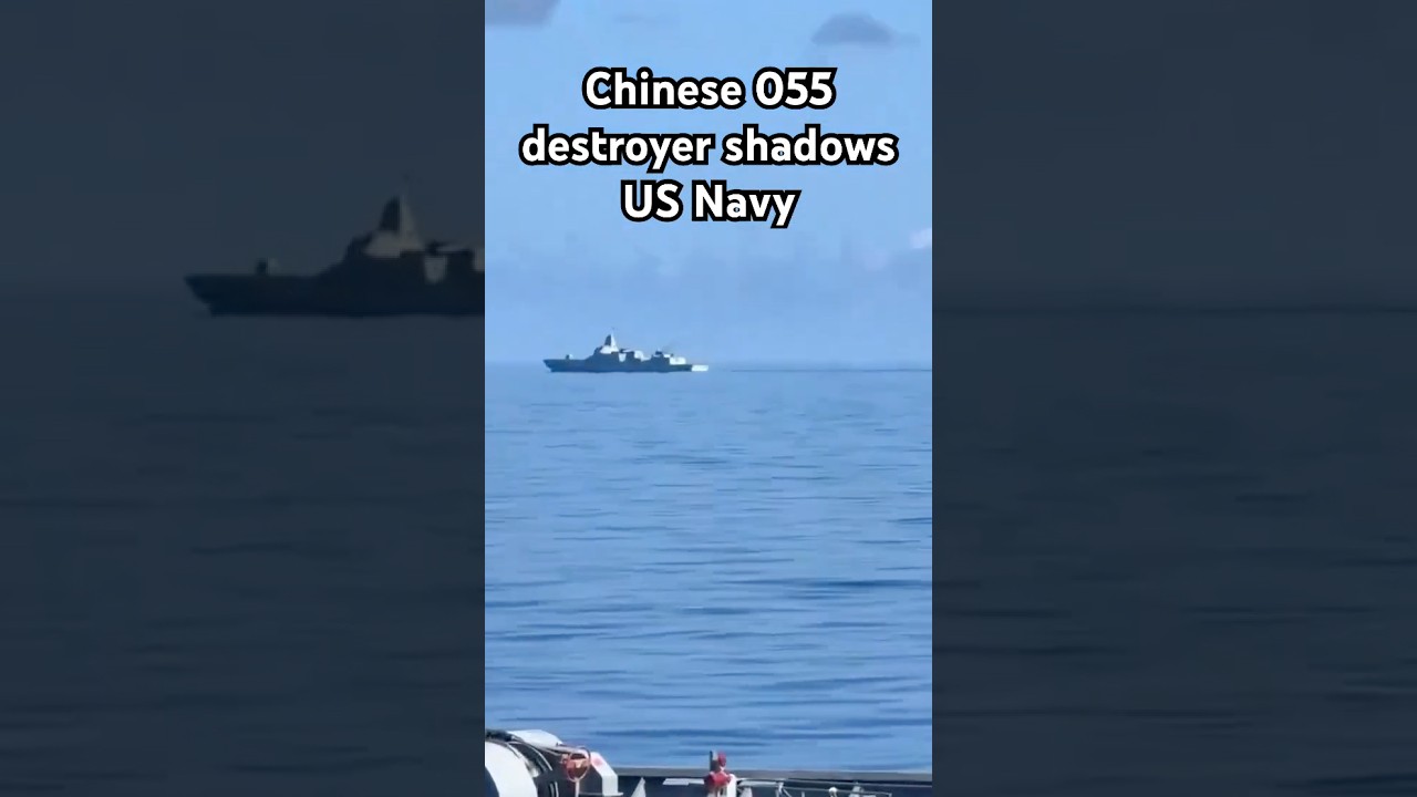 Китайский эсминец 055 следует за ВМС США