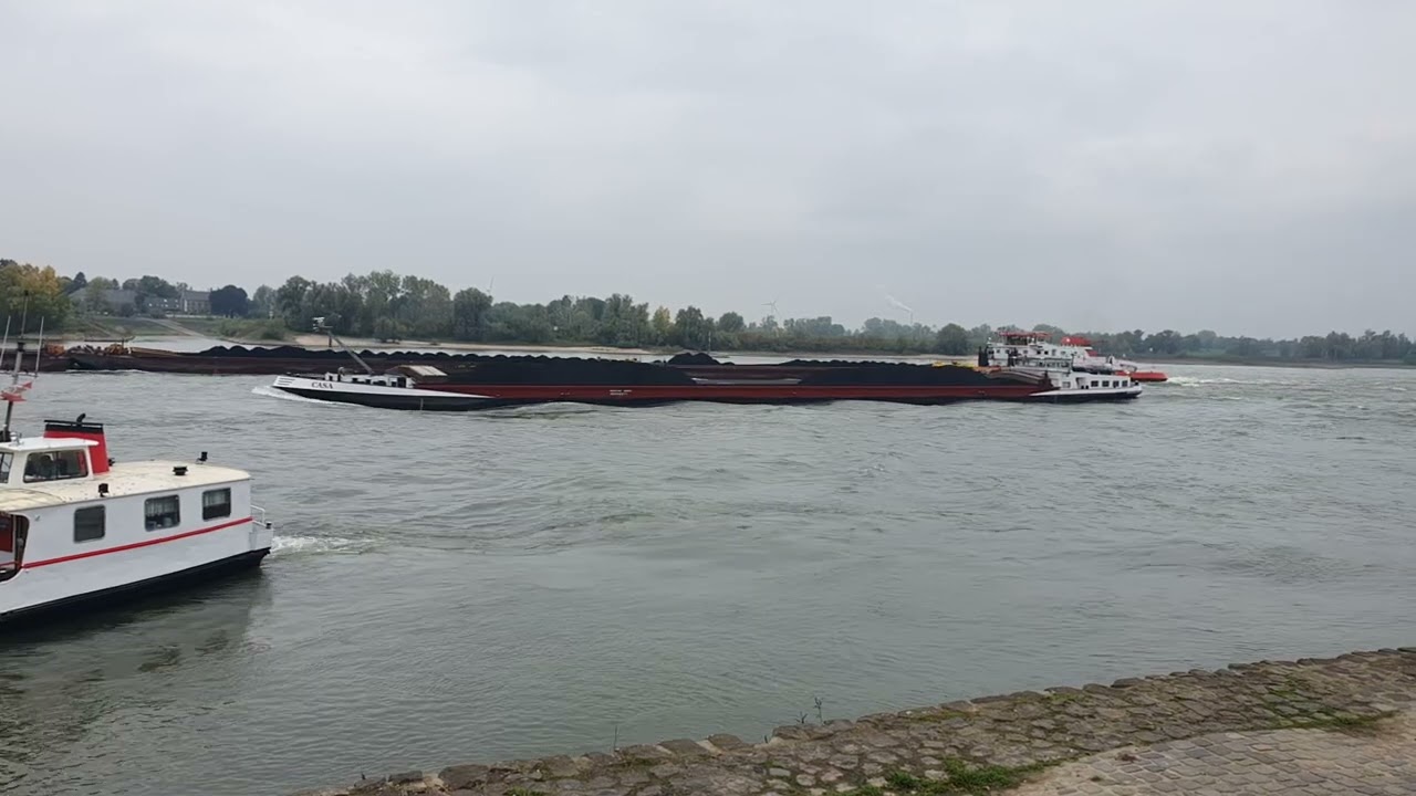 Schiffe auf dem Rhein bei Rees flussaufwärts 11.10.25
