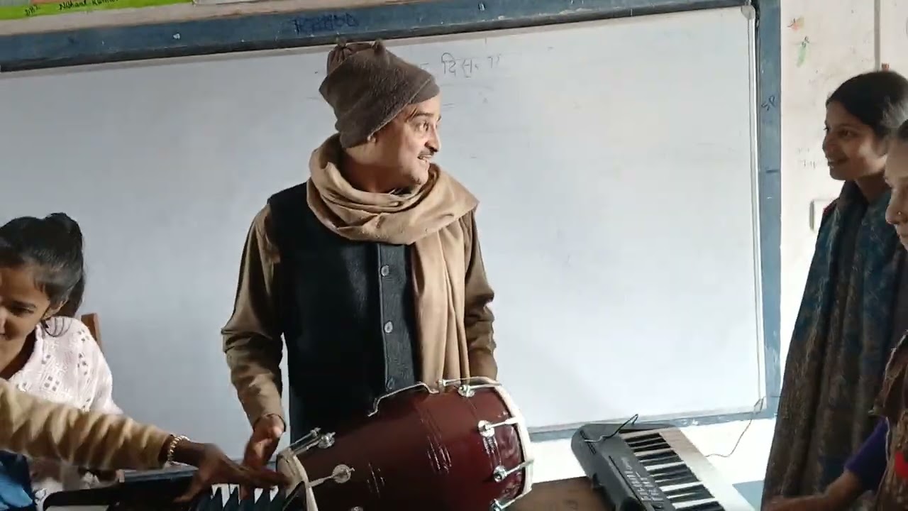 अपने विद्यालय वजीरपुर बिक्रम में संगीत प्रशिक्षण करते हुए बच्चों के साथ 