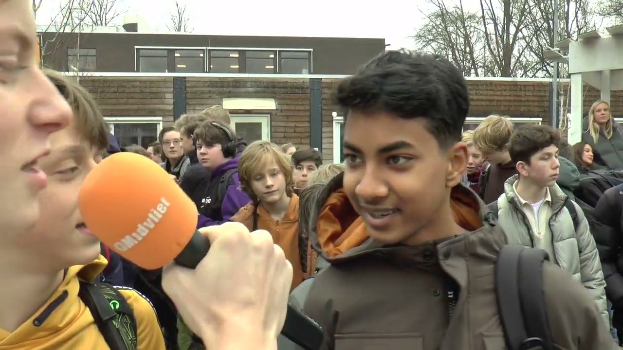 Onthulling naambordje op het schoolplein Gymnasium Novum