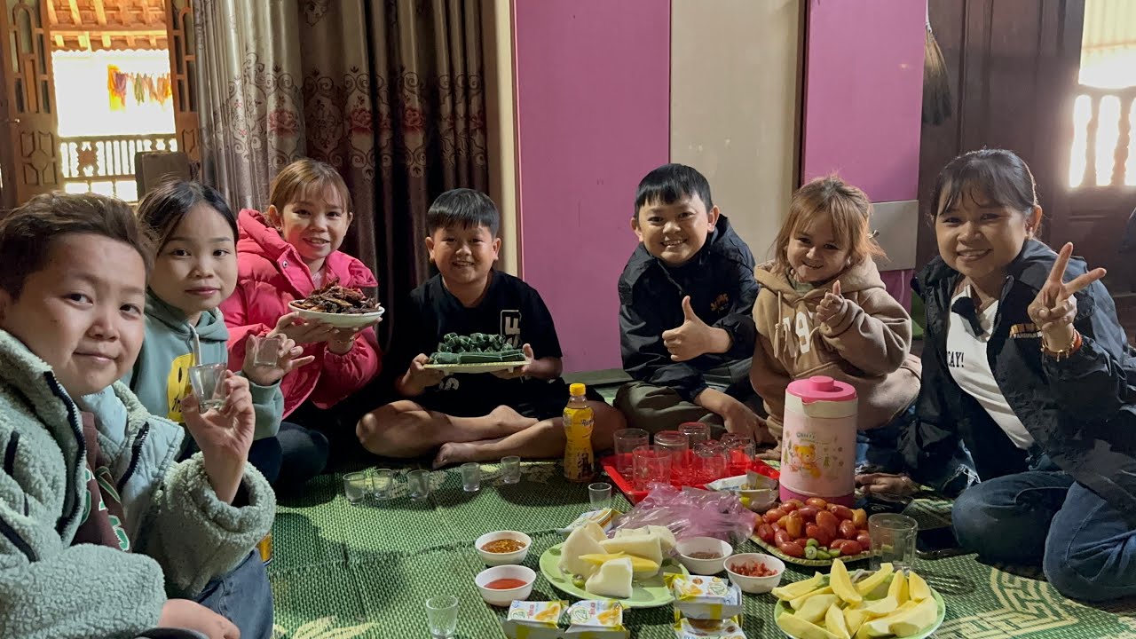 Huy Tí Hon lần đầu tiên lên nhà chị Bé Hạt Tiêu ăn đặc sản cùng Gia Đình