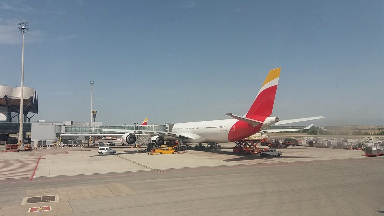Despegue desde Madrid del vuelo 6455 hacia Quito del Airbus 340/600 de Iberia