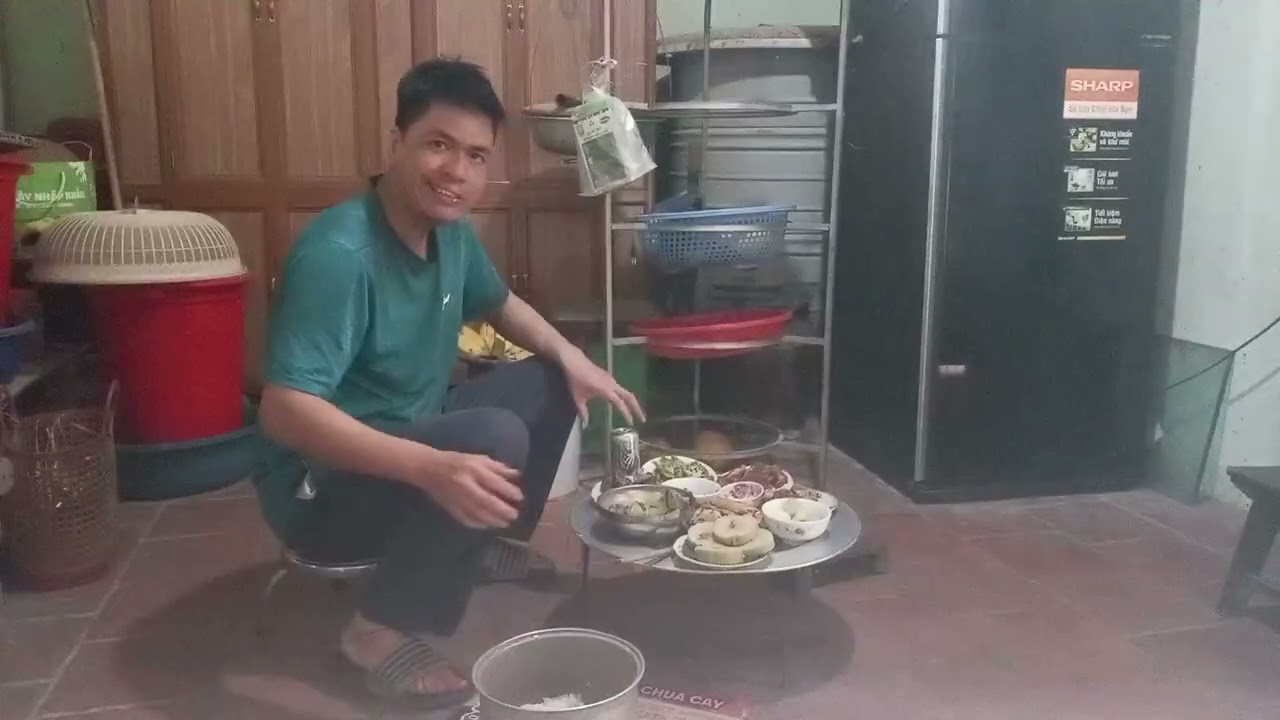  Sáng mùng 1 tết mời mọi người ăn cơm uống bia cùng em 