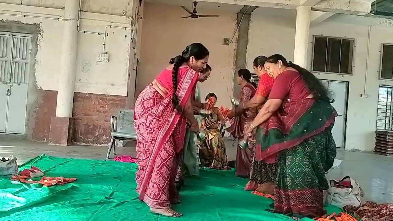 થોડા જળમાં માછલી તરફે