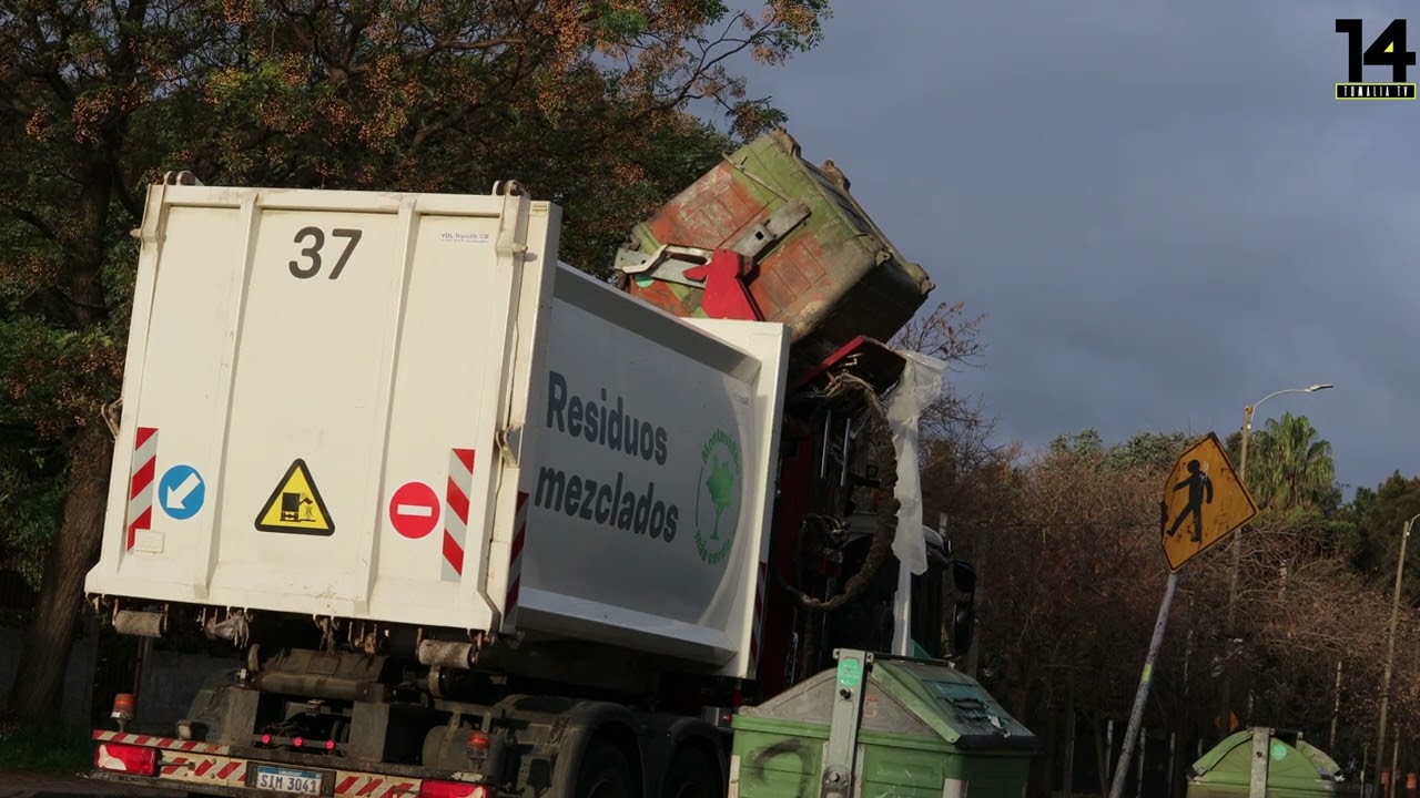 Camión de residuos en Av Millán