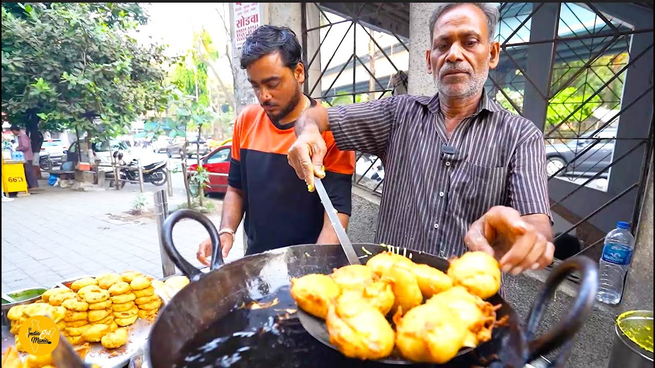 Mumbai Satish Uncle Selling Vada Pav In Sion Rs. 5/- Only l Mumbai Street Food