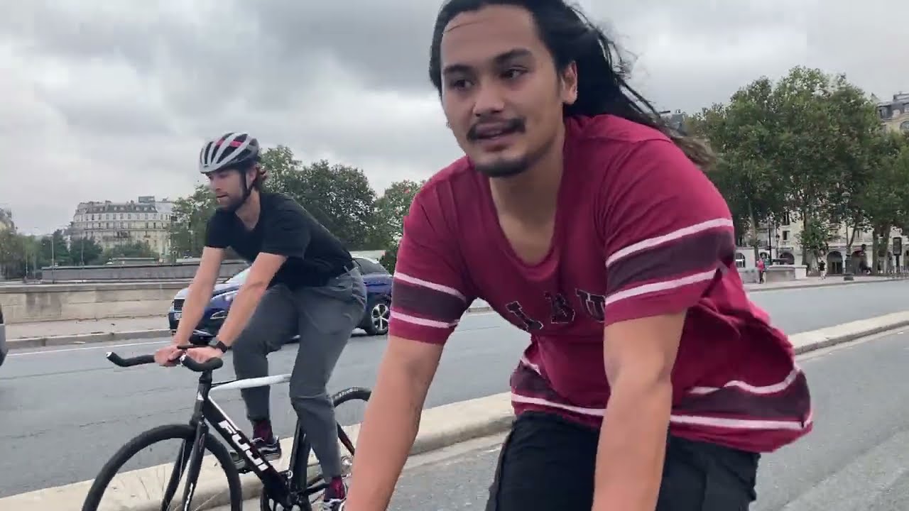 Balade dans Paris à vélo en pignon fixe, avec Léonard et Prince