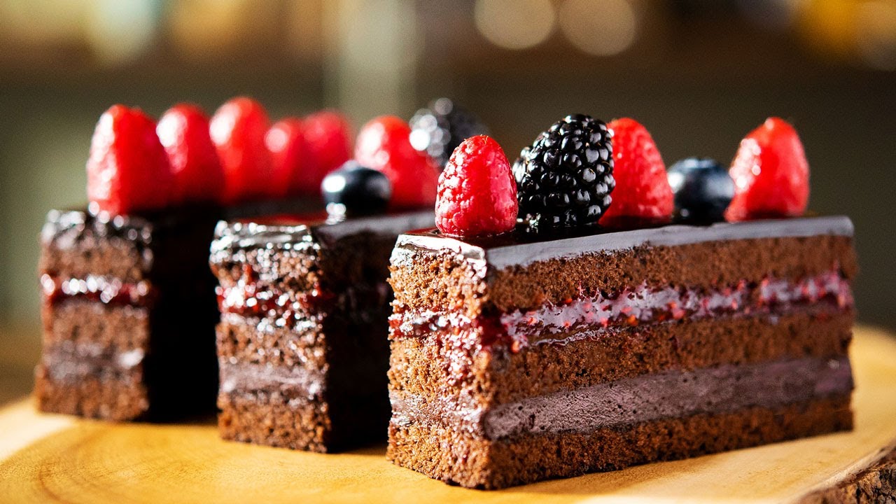 How to Make Raspberry Chocolate Cake