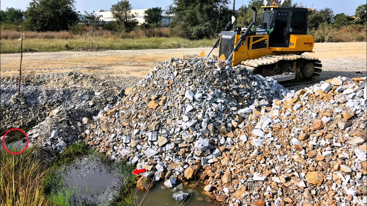 Push The Soil into The Hole Deeply, water The Grass Dozer DH17C3 Push Well Fill The Hole With soil
