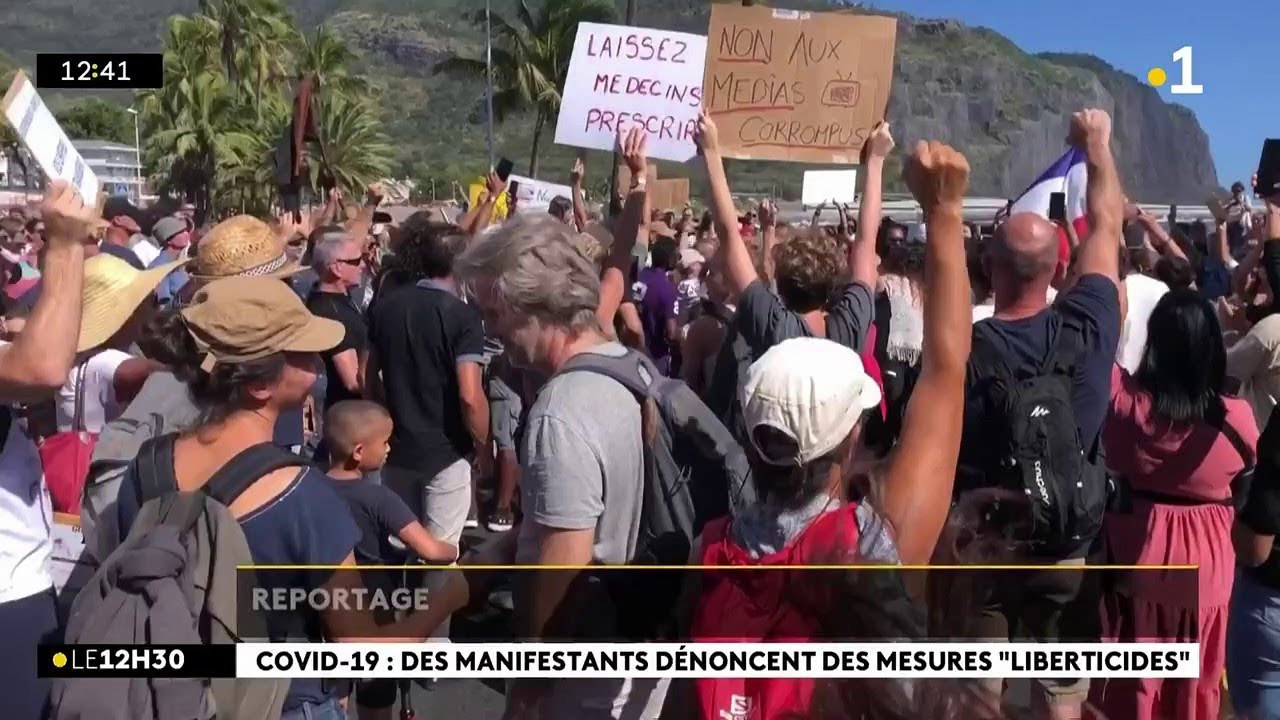 Coronavirus : ils manifestent contre les mesures annoncées, en marge de la cérémonie du 14 juillet