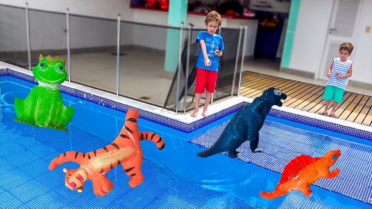 Jogamos Animais de Brinquedo que Crescem na Piscina - Crianças Brincando - Paulinho e Toquinho