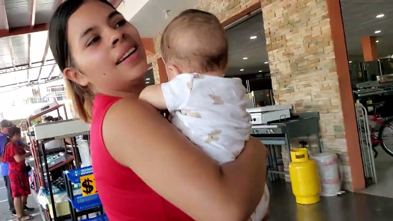 Papà bro felix comprando en el mercado 