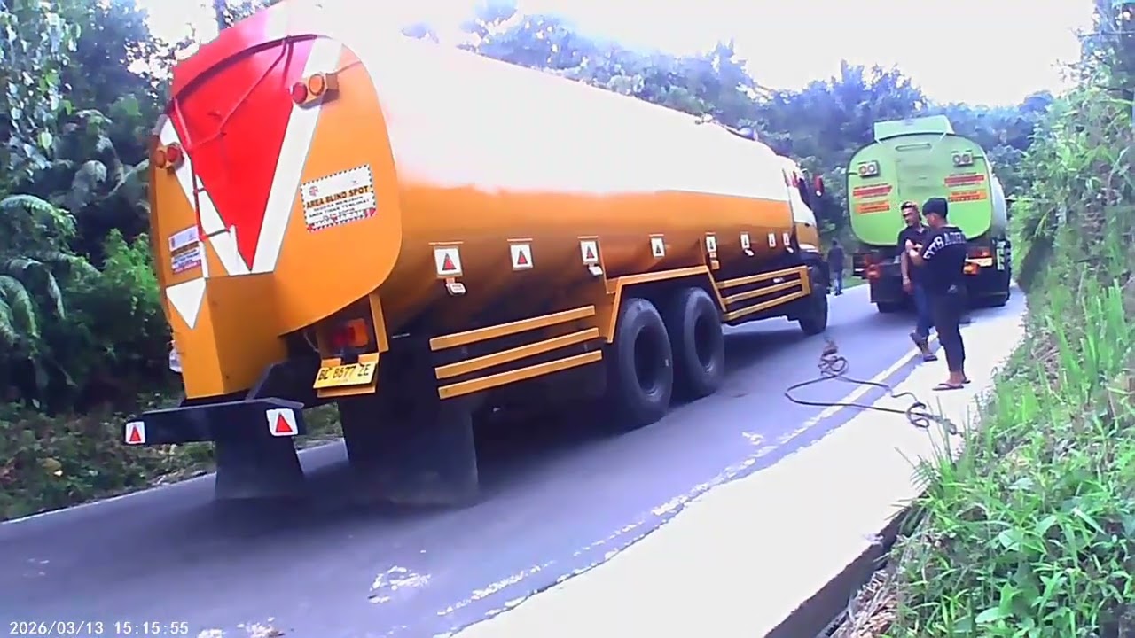 Truk tangki CPO yg terberam pemicu jalan jadi 
