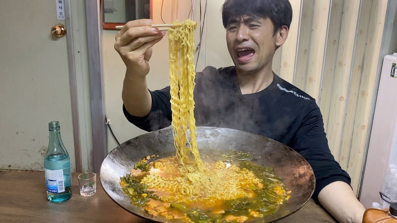 빡빡한 주머니 사정에도 혼자 라면 3개 끓여 퇴근주 마시는 40대의 삶