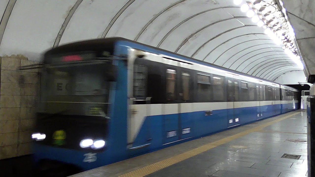 Метропоезда на станции Лукьяновская