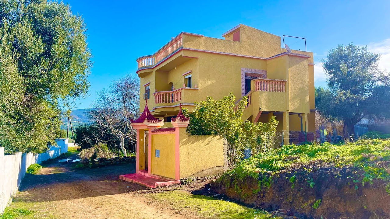 دار وغرسة راءعة فيها كراج كبير والثمن همزة قريبة لجميع المرافق العامة 0703640826ملوسة طنجة 